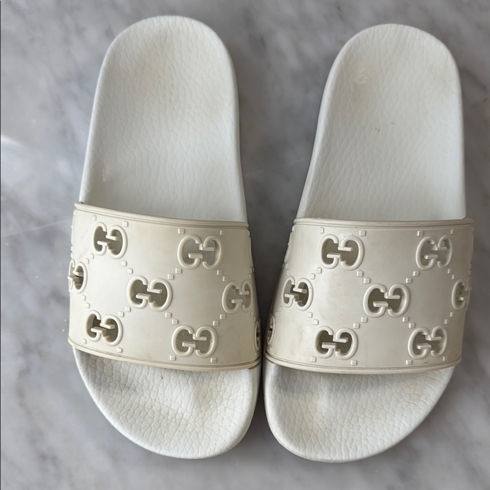 White Minimalist Sandals with Bow Pattern